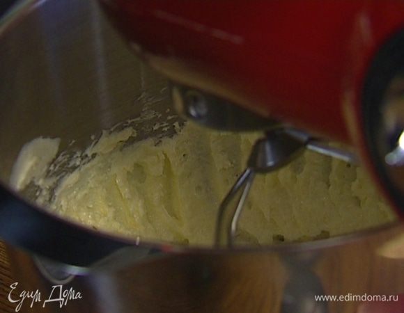 Взбить 350 г предварительно размягченного сливочного масла с сахаром, затем, не переставая взбивать, ввести яйца. 