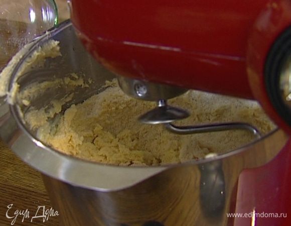 Порциями добавить муку с орехами и вымешивать все с помощью насадки для теста в течение 3 минут. 