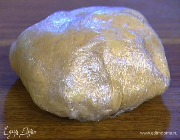 Разделить тесто на две части, завернуть в пленку и отправить одну часть на 20 минут в холодильник, а вторую в морозилку, для следующего торта. 