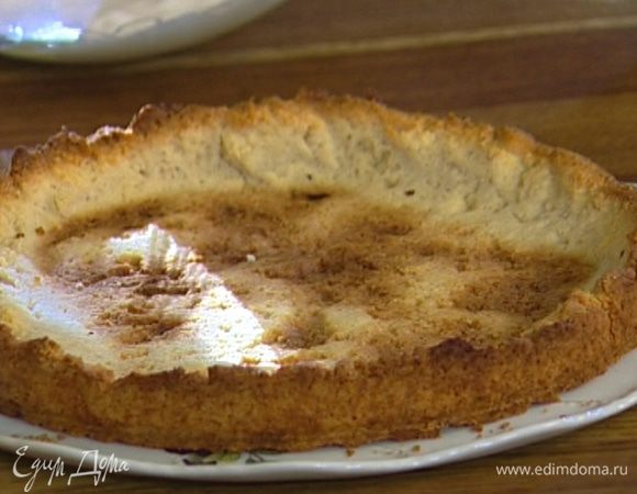 Застелить тесто бумагой для выпечки, сверху засыпать горохом или фасолью и выпекать в разогретой духовке 15 минут, затем снять бумагу и выпекать еще 5-7 минут.