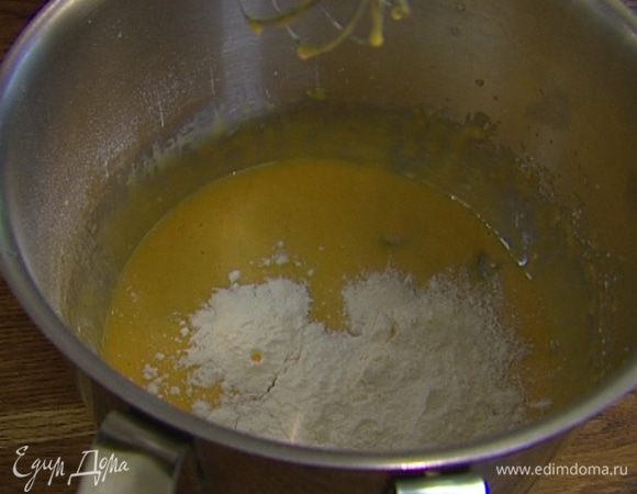 Приготовить крем: взбить желтки с 50 г сахарной пудры, 2 ст. ложками молока, кукурузным крахмалом и оставшейся мукой. 