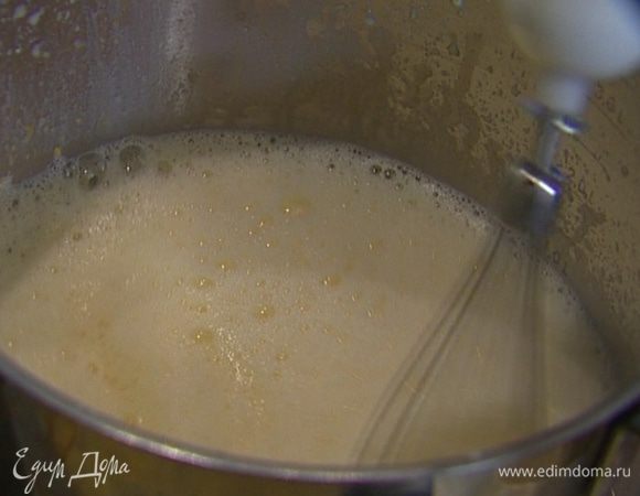 Довести оставшееся молоко до кипения и, продолжая взбивать, соединить горячее молоко с желтковой массой. 