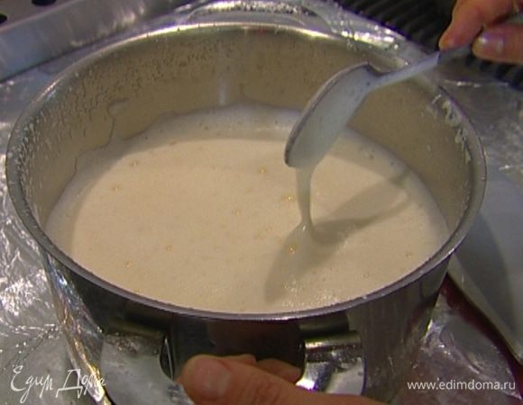 Поставить кастрюлю на огонь и прогревать, постоянно помешивая венчиком, пока крем не загустеет. 