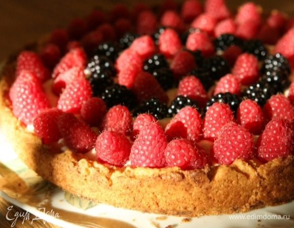 Выложить крем на остывший корж, сверху разложить малину, присыпать торт оставшейся сахарной пудрой.
