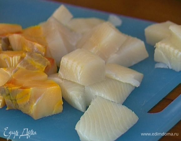 Рыбу вымыть, просушить бумажным полотенцем и нарезать небольшими кубиками. 