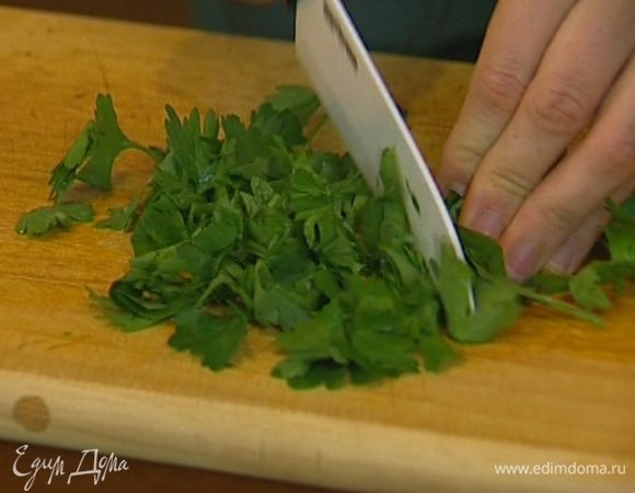 Петрушку порубить.