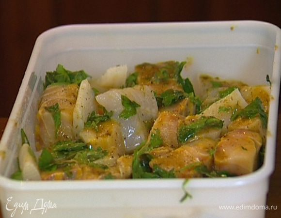 Уложить рыбу в пластиковый контейнер с крышкой, присыпать петрушкой, сбрызнуть половиной сока лайма, добавить соус Ткемали, посолить и поперчить, все перемешать и оставить мариноваться примерно на 40 минут. 