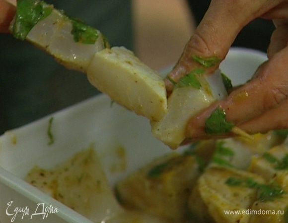 Нанизать на каждую палочку для шашлыка по 3 кусочка рыбы и жарить на гриле до готовности. 