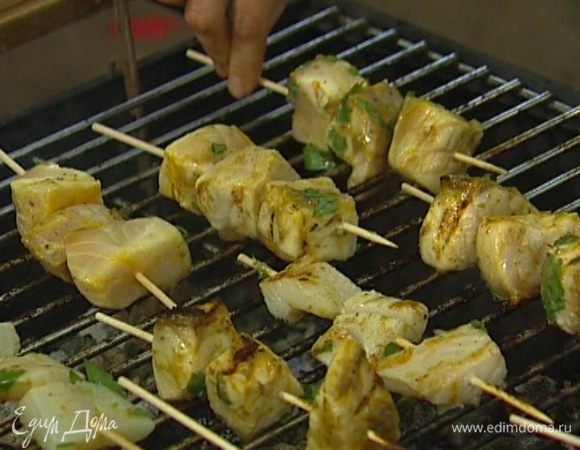 Сбрызнуть шашлычки оставшимся соком лайма и оливковым маслом. 