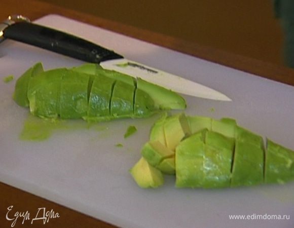 Авокадо почистить, удалить косточку и нарезать кубиками.