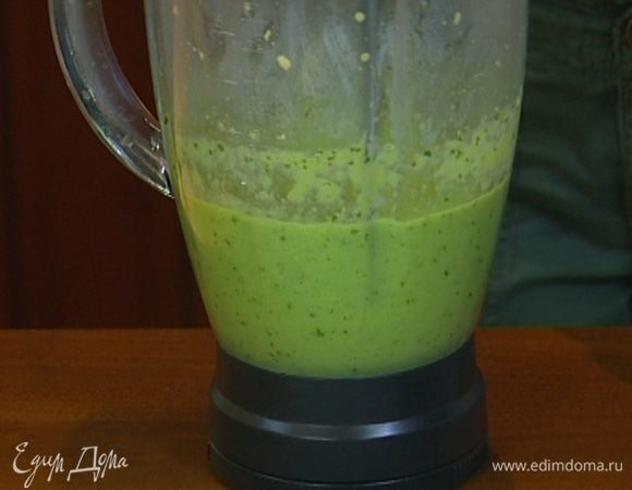 Огурцы, авокадо и петрушку взбить в блендере в однородную массу, добавить сок лайма, поперчить и посолить.