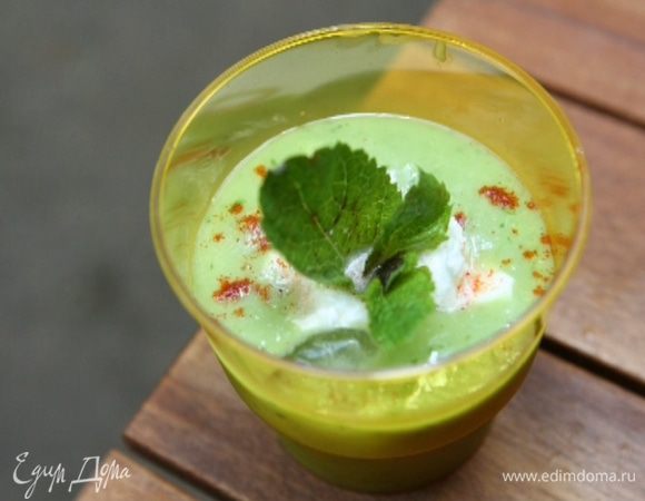 Перелить в красивые стаканы, присыпать паприкой и поломанной на маленькие кусочки фетой.