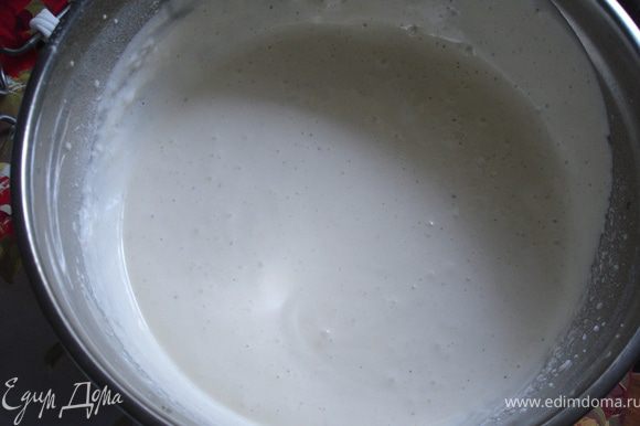 Торт №1. Бисквитные коржи. Диаметр формы = 31 см. Отделить белки от желтков (5 яиц). Взбить белки с небольшим количеством соли, постепенно добавляя 60 г сахара (1/3 стакана). Отдельно взбить 5 желтков с 300 г сахара (2/3 стакана), добавить ванильный сахар и 3 ст.л. горячей воды. Осторожно смешать белковую и желтковую смеси и так же осторожно добавить 200 г (1 стакан) муки и разрыхлитель. Выпекать бисквит примерно 35 минут при температуре 180 гр. (он поднимется вдвое). Выложить корж на подготовленную плоскую тарелку, оставить остывать.