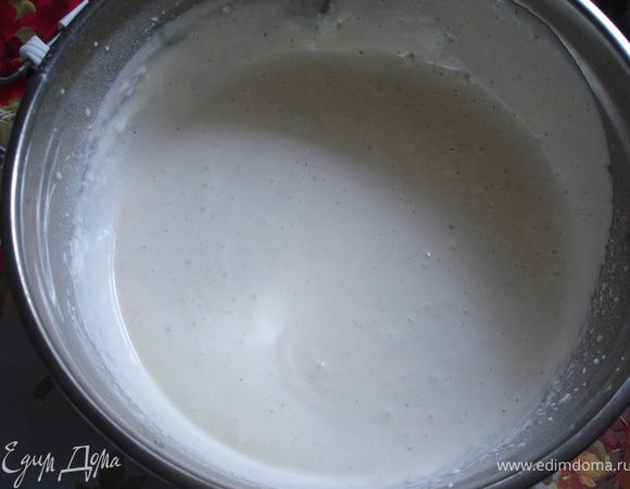 Торт №1. Бисквитные коржи. Диаметр формы = 31 см. Отделить белки от желтков (5 яиц). Взбить белки с небольшим количеством соли, постепенно добавляя 60 г сахара (1/3 стакана). Отдельно взбить 5 желтков с 300 г сахара (2/3 стакана), добавить ванильный сахар и 3 ст.л. горячей воды. Осторожно смешать белковую и желтковую смеси и так же осторожно добавить 200 г (1 стакан) муки и разрыхлитель. Выпекать бисквит примерно 35 минут при температуре 180 гр. (он поднимется вдвое). Выложить корж на подготовленную плоскую тарелку, оставить остывать.