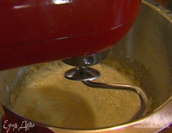 Яйцо, желтки, сахар, муку, предварительно размягченное сливочное масло, сметану и молоко смешать в комбайне с помощью насадки для теста.