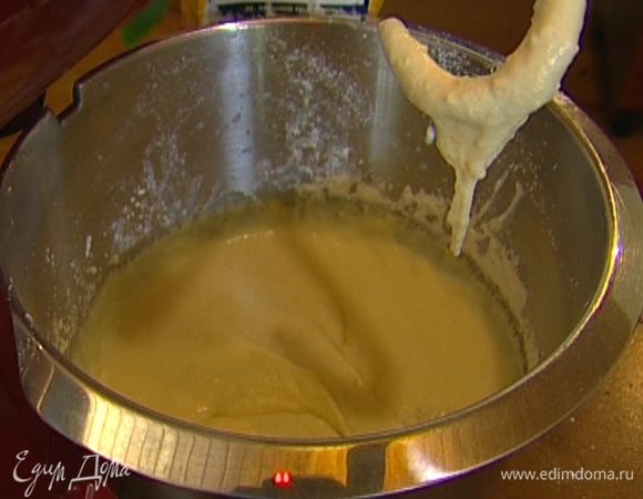 Добавить цедру лимона, ванильный сахар и разрыхлитель. Вымешивать тесто несколько минут, до однородного состояния.