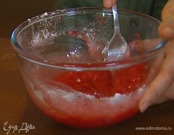 Приготовить глазурь: клубнику размять вилкой до состояния пюре; частями ввести сахарную пудру, вымешивая, пока не получится однородная густая глазурь (при необходимости добавить еще немного сахарной пудры).