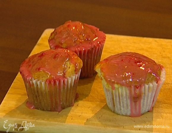 Смазать остывшие кексы клубничной глазурью.