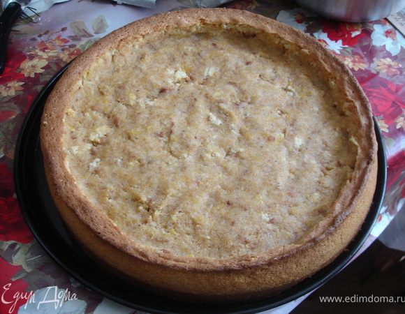 Мякоть из первого коржа превратить в крошку, смешать с 80г размягченного сливочного масла. 5 свежих персиков освободить от шкурки, подавить и хорошо слить сок, добавить 50 г сахарной пудры (по вкусу). Сок нужно отжимать очень старательно, иначе нижний бисквит слишком сильно размокнет. Полученное персиковое пюре добавить к бисквитно-масляной крошке, перемешать. Полученный крем выложить в середину первого коржа и аккуратно распределить.