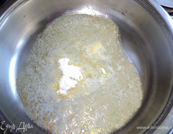 На сковороде  на сливочном масле поджарить до золотистого цвета муку, 