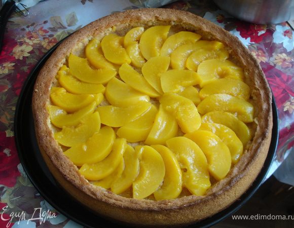 Уложить слой консервированных персиков, порезанных дольками.