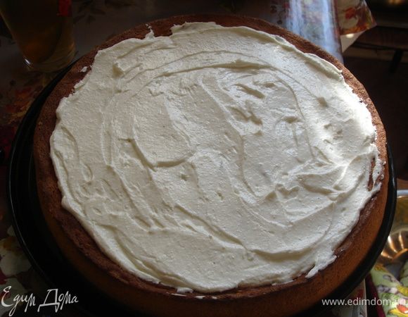 Творожно-ванильный крем. Примерно 800г творога (9% жирн.) протереть через сито, добавить 150 г творожного сыра Альметте и сахарную пудру по вкусу. Отдельно взбить 100 г сливок со 150 г сахарной пудры. К творогу постепенно добавлять сливки, проверяя степень жидкости - крем должен быть достаточно густым. Добавить ванильный сахар, все деликатно перемешать миксером. Творожным кремом заполнить первый корж.