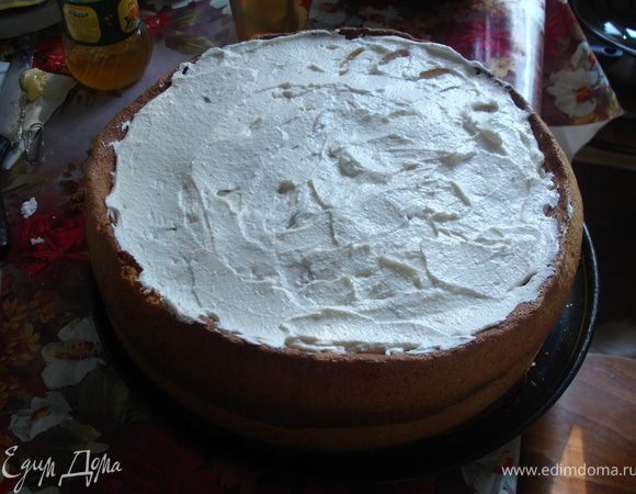 Уложить слой творожного крема, слой персиков, снова слой крема.