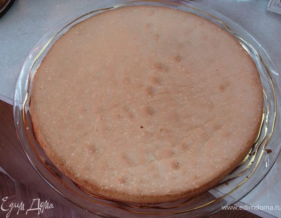 Выпечь одинарный бисквит: отделить белки от желтков (3 яйца). Взбить белки с небольшим количеством соли, постепенно добавляя 60 г сахара (1/3 стакана). Отдельно взбить 3 желтка с 60 г сахара (1/3 стакана), добавить ванильный сахар и 1,5 ст.л. горячей воды. Осторожно смешать белковую и желтковую смеси и так же осторожно добавить 100 г (1/2 стакан) муки и разрыхлитель. Выпекать бисквит примерно 25 минут при температуре 180 гр.
После того, как корж остынет, уложить его на торт.