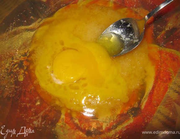 Смешать оставшееся сливочное масло, растительное масло (я беру часть такого, часть такого масла, чтобы немного облегчить пирог, можно взять только сливочное масло) с сахаром и желтками, тщательно перетереть.