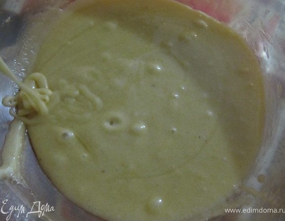 Смешать просеянную муку с ванилью и разрыхлителем, постепенно ввести в тесто, так чтобы по консистенции оно напоминало густую сметану.