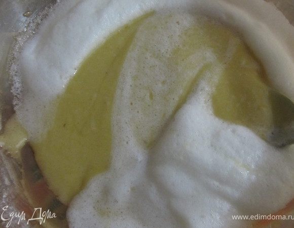 Яйца взбить в стойкую пену и вмешать в тесто.