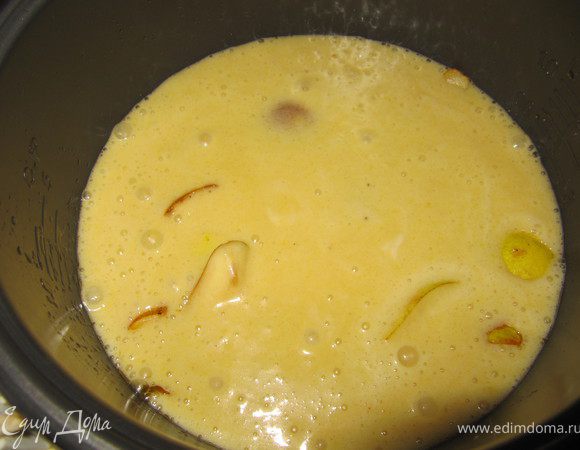 В смазанную сливочным маслом форму выложить груши и залить тестом. Выпекать 35-40 мин. при 180 градусах, ориентируйтесь по своей духовке, готовый пирог вынуть из формы, остудить и посыпать сахарной пудрой. Приятного аппетита :)