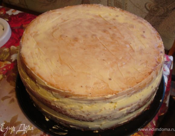 Масляный крем. 80 г размягченного сливочного масла смешать миксером с 100 г сгущенного молока. Полученным кремом полностью ровно обмазать торт №1 и убрать в холодильник. Через некоторое время, когда масляный крем в холоде немного схватится, длинным ножом убрать все неровности. Можно повторно проделать эту операцию, чтобы выровнять торт идеально. Оставить торт в холодильнике.