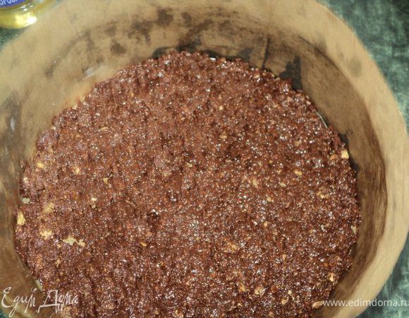 Дно и бока разъемной формы застелить бумагой для выпечки. Выложить на дно шоколадную массу, уплотнить  и разровнять ложкой. Поставить в холодильник застывать.