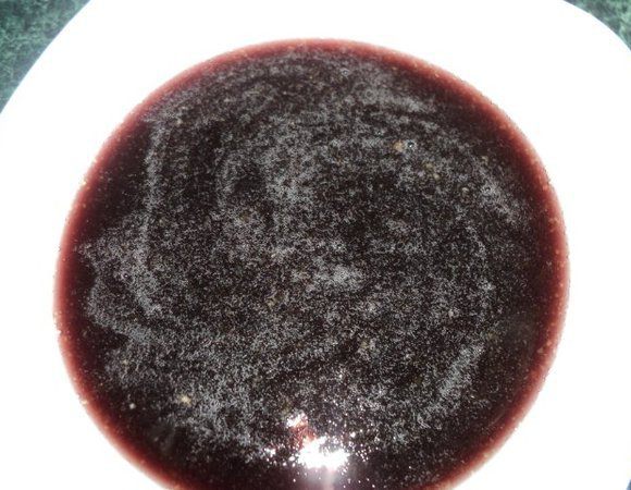 Половину красного вина  разогревать с сахаром, пока сахар не растворится ( не кипятить ), снять с плиты и слегка охладить. Желатин замочить во второй половине вина, затем распустить на водяной бане. Соединить вино с сахаром и распущенный желатин, размешать и поставить остывать.