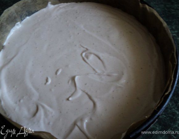 . Когда вино с желатином начнет желироваться соединить его со взбитыми сливками.Выложить крем на основу и поставить в холодильник остывать.