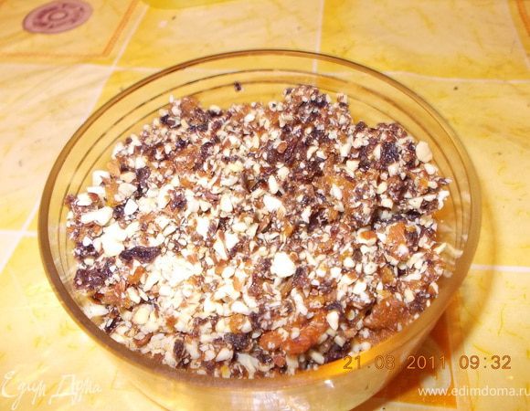 Пока тесто подходит мы на месте не сидим, а делаем начинки. У меня было 2 сладкая: измельчить миндаль и сухофрукты 