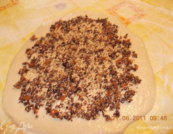 готовое тесто тесто делим на 2 части одну часть раскатываем, не тонко примерно 0,5см, смазываем взбитым яйцом и выкладываем ореховую начинку