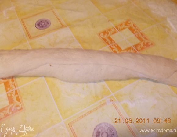 скатываем в рулет, сверху тоже можно смазать яйцом. Рулет нарезаем колечками толщиной 2-3см