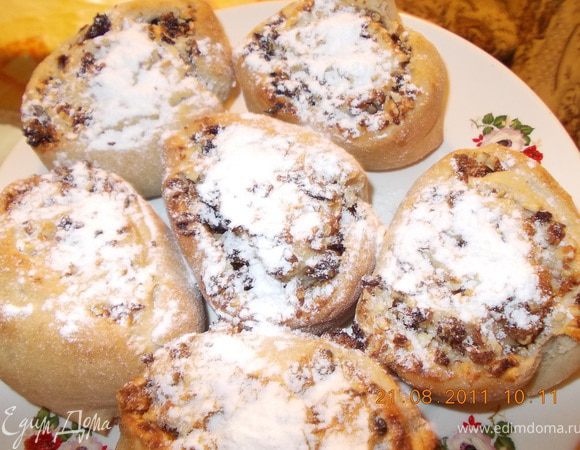 всё укладываем на противень, застеленный пергаментом и в духовку. Время приготовления напрямую зависит от духовки. Готовые плюшки посыпаем сахарной пудрой.