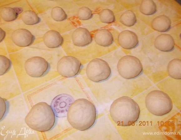 Из оставшегося теста скатываем шарики я их подходить не оставляю, последний шарик скатала, беру первый и превращаю в пирожок: 