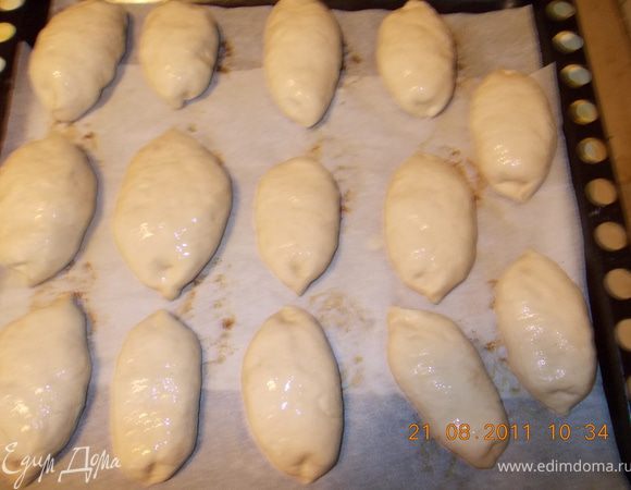 на неё кладём начинку и лепим пирожок и повторяем процедуру - на противень и в духовку! 