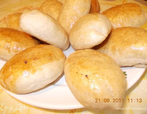 Совсем забыла сказать, голова садовая, дрожжевое тесто не любит сквозняков, суеты, шума и плохого настроения того, кто готовит. Я как только достала кастрюлю закрываю на кухне окно и дверь и открываю только тогда, когда отправляю в духовку последний противень с пирогами, а свежим воздухом дышать бегаю в комнату. Приятного аппетита! 