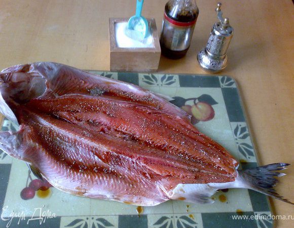 Разрезать горбушу вдоль хребта не разрезая шкурку. Посолить, поперчить и сбрызнуть рыбным соусом.
