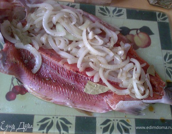 Лук спасерровать и выложить на рыбу.
