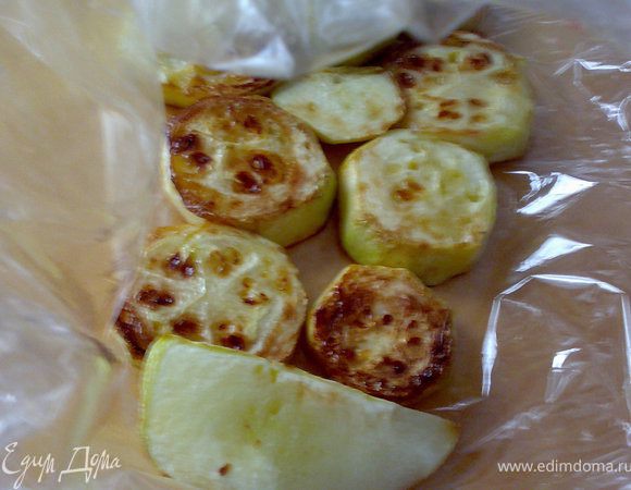 Из кабачка в рукаве выложить "постельку".
