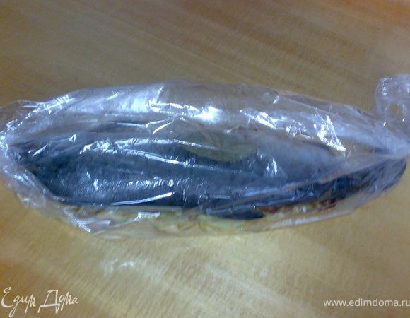 Рыбу закрыть, брюшко скрепить зубочистками и уложжить ее на кабачки в рукав. Запекать минут 40 при 180-200 градусах. (Время будет зависить от размера рыбы).
