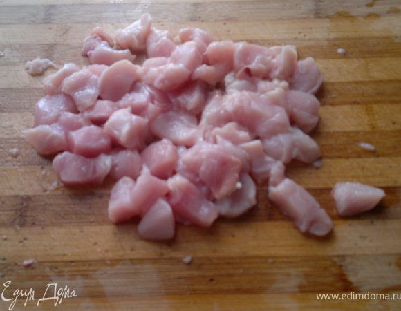 порезать грудинку на квадратики и пожарить с луком