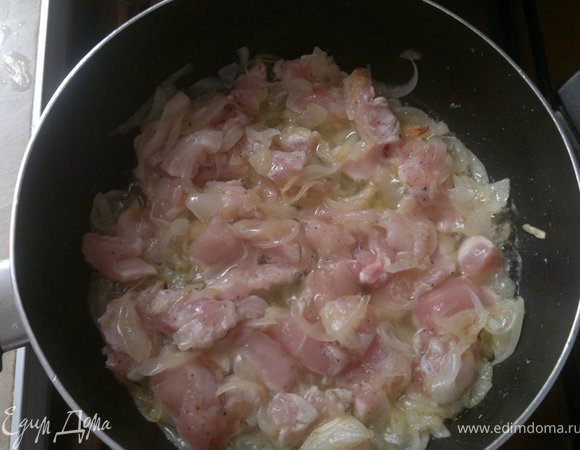 В начале пожарим лук,потом добавим грудинку
