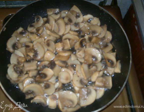 отдельно порезав,поджарим грибы